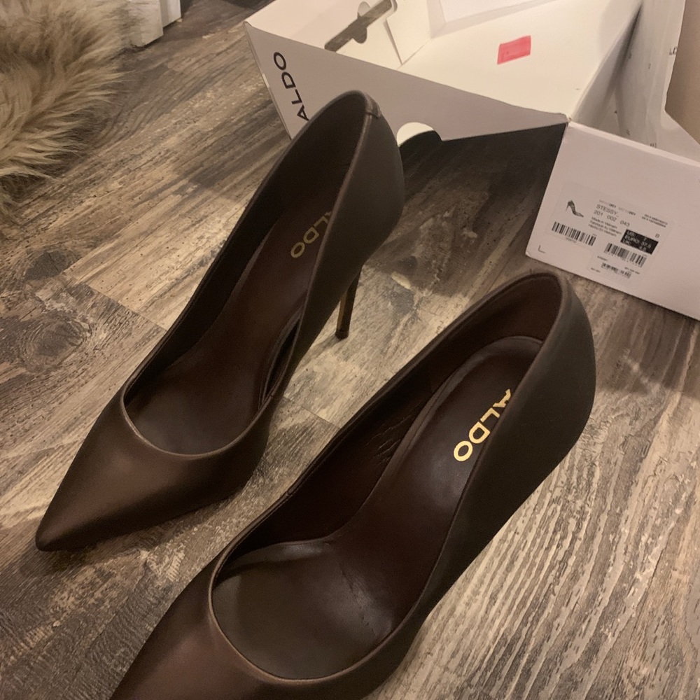 Leather pump